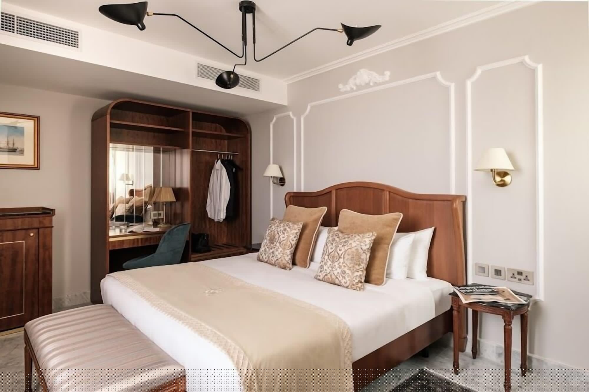 DELUXE, DOUBLE OR TWIN BED