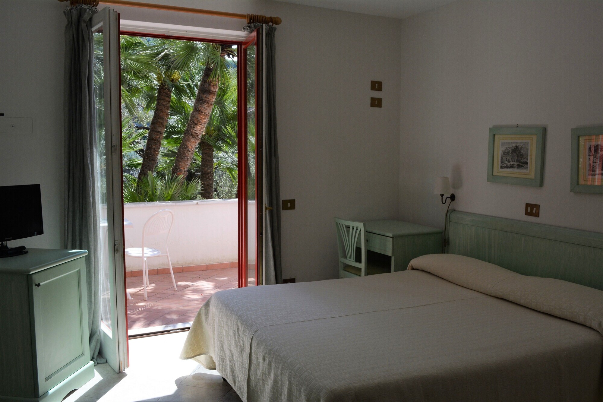 غرفة كلاسيكية بسرير مزدوج بإطلالة على البحر، Hotel Dania 3/10