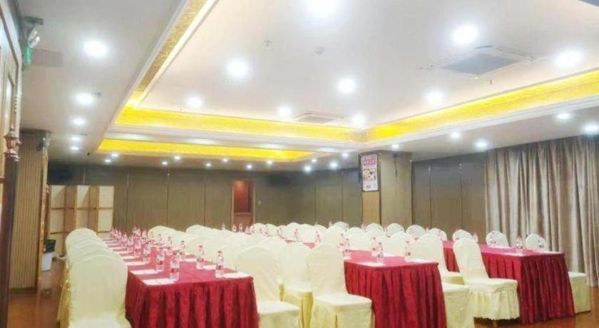 Vienna Hotel (Guangzhou Baiyun Airport Huadu Avenue) 54/58