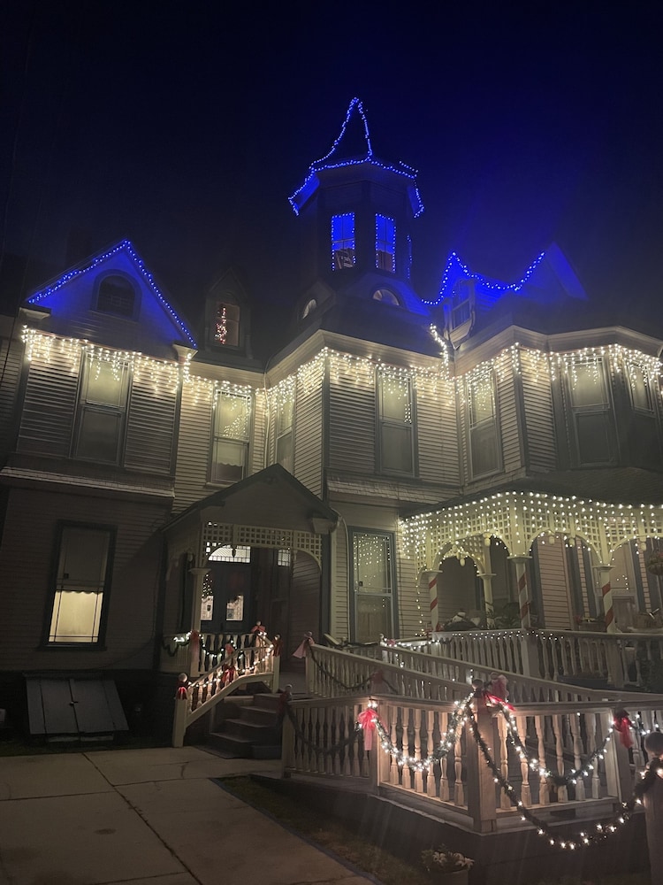 Grand Gables Inn Bed & Breakfast 4/38