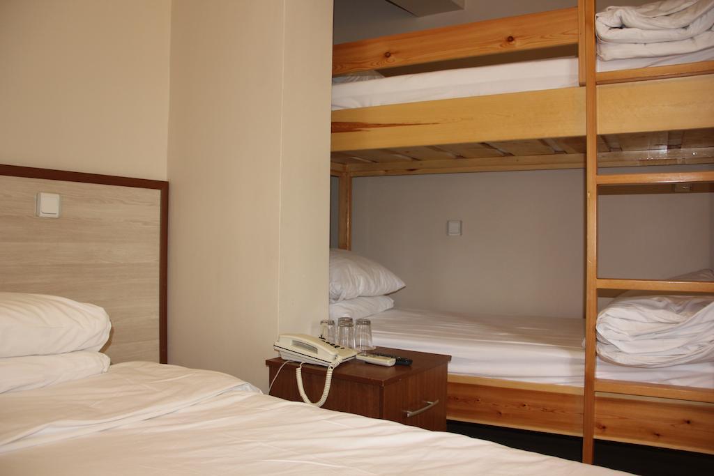 Crowded House Hotel 12/24