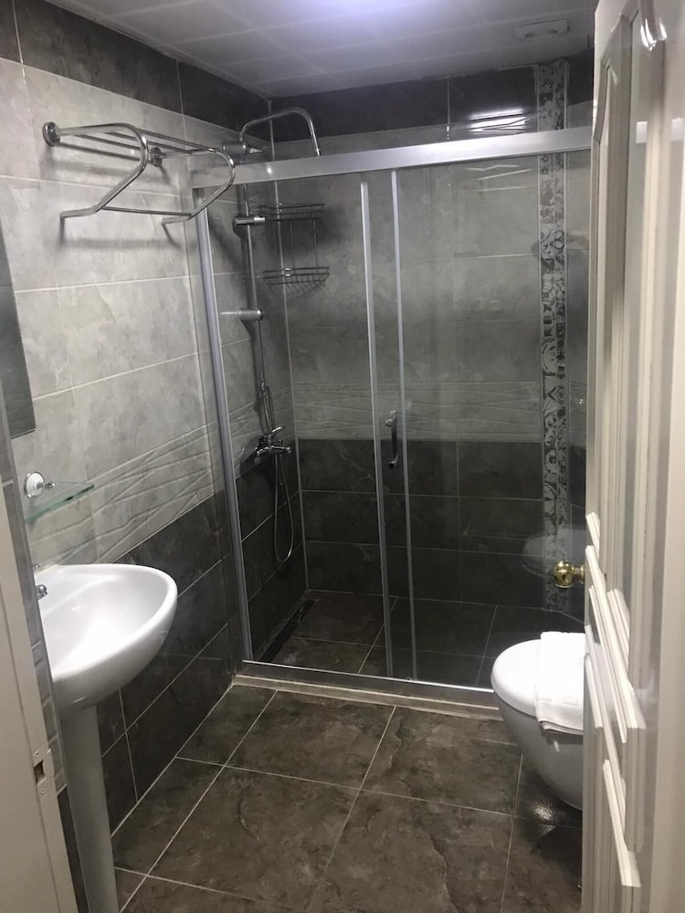 Imperial Apartments 17/18