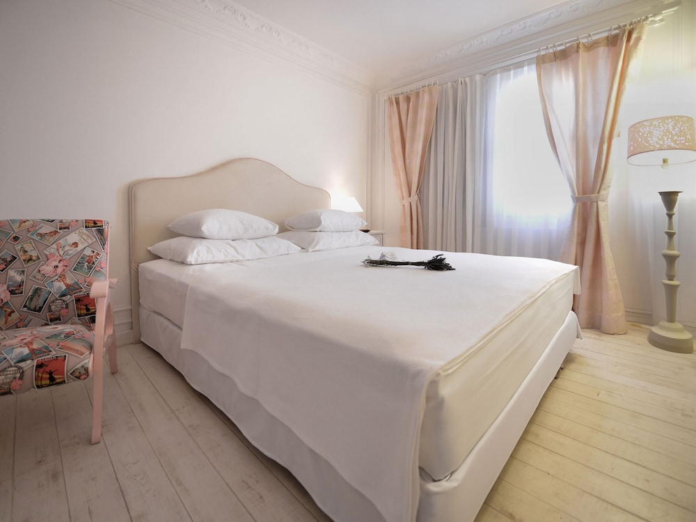 Vintage Hotel 6/50