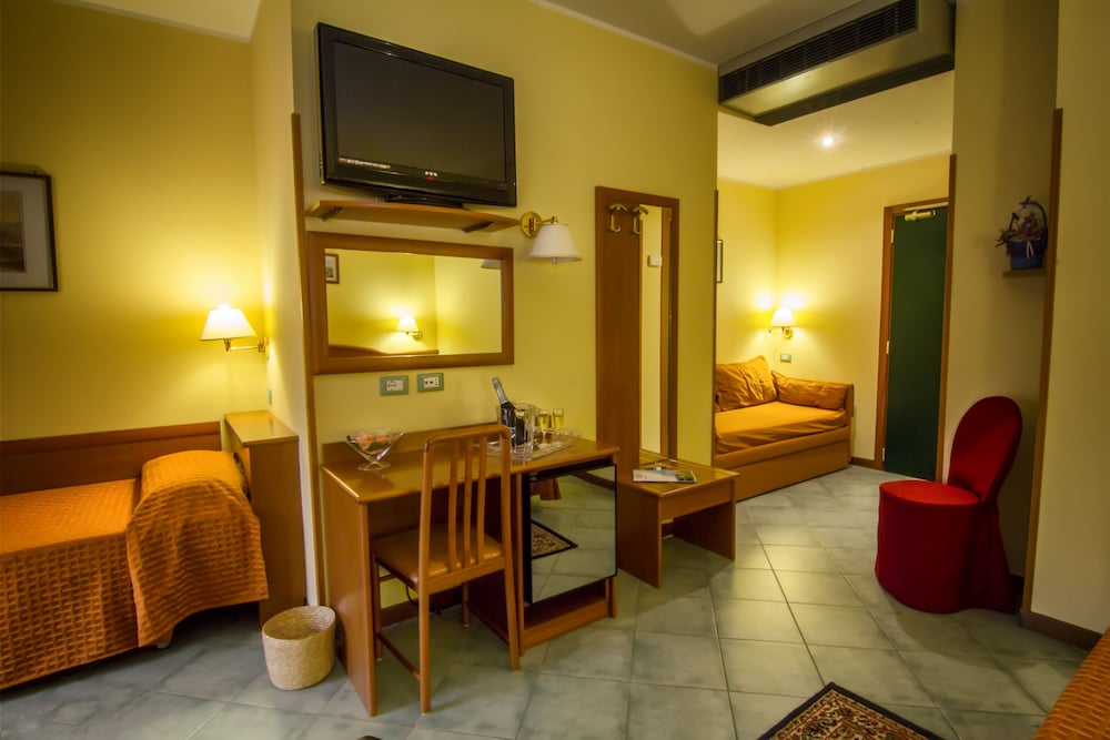 HOTEL DEGLI AMICI 27/42