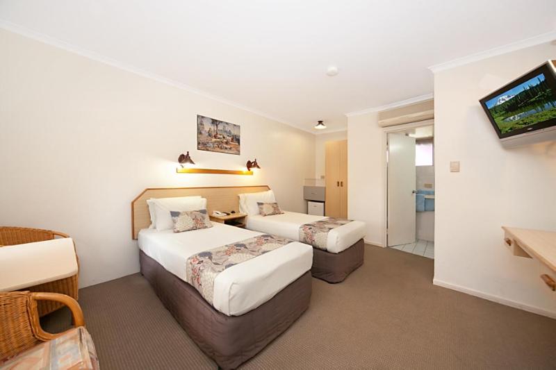 Motel, Studio, Twin Beds
