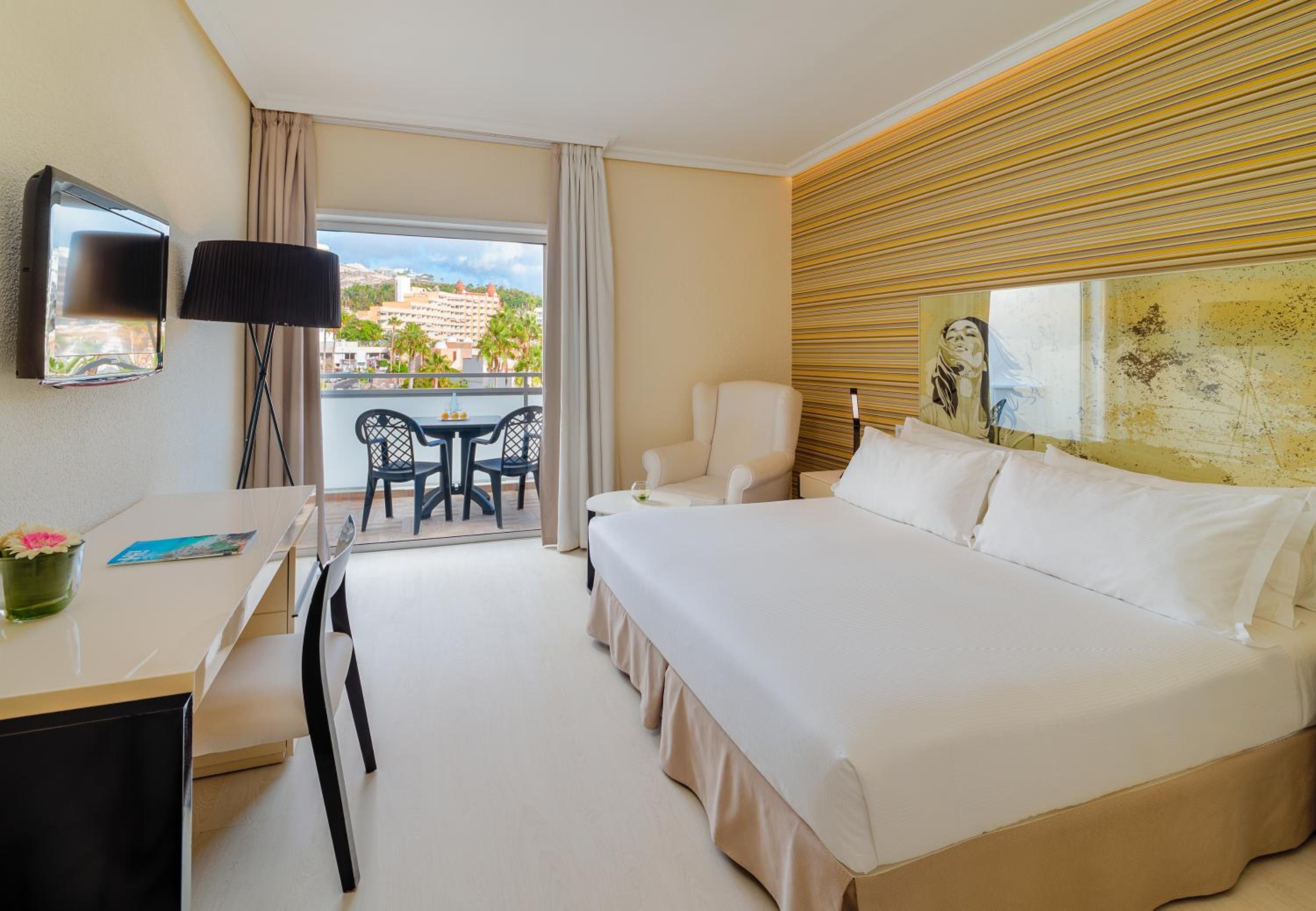ROOM, DOUBLE OR TWIN BED