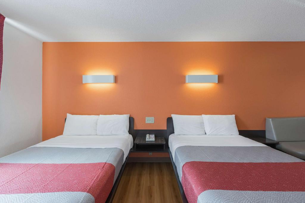 2 Full Beds - Non-Smoking، Motel6 Omaha, NE - Central 3/10