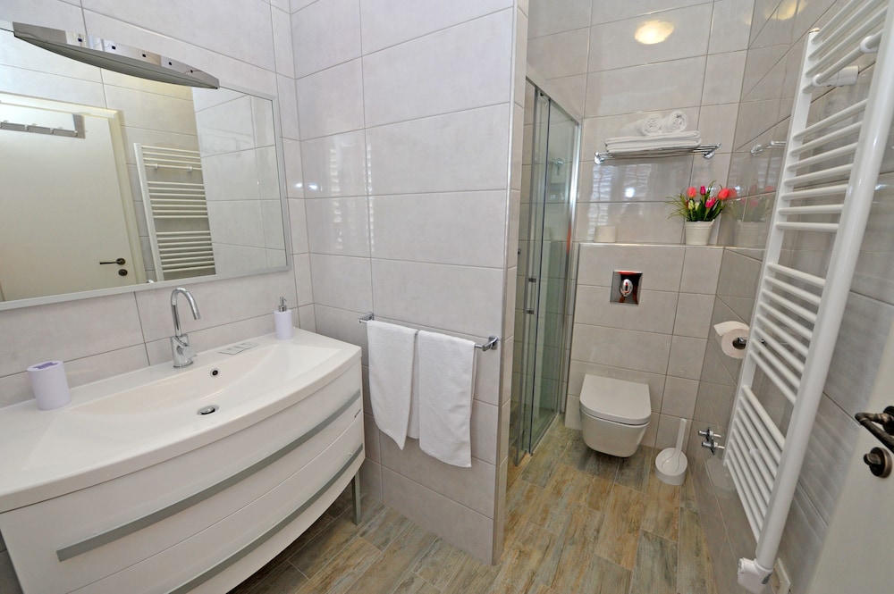 Nirvana Luxury Rooms 74/82