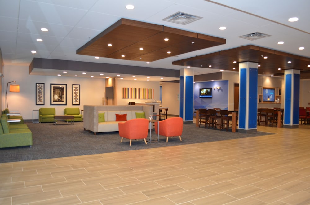 Holiday Inn Express Suites Charlotte Ne University Area 6/40