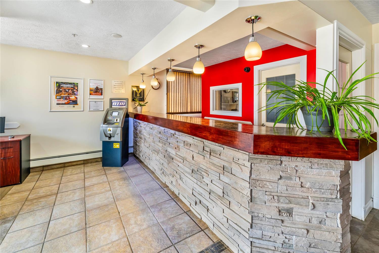 Econo Lodge Inn & Suites High Level, AB 5/29