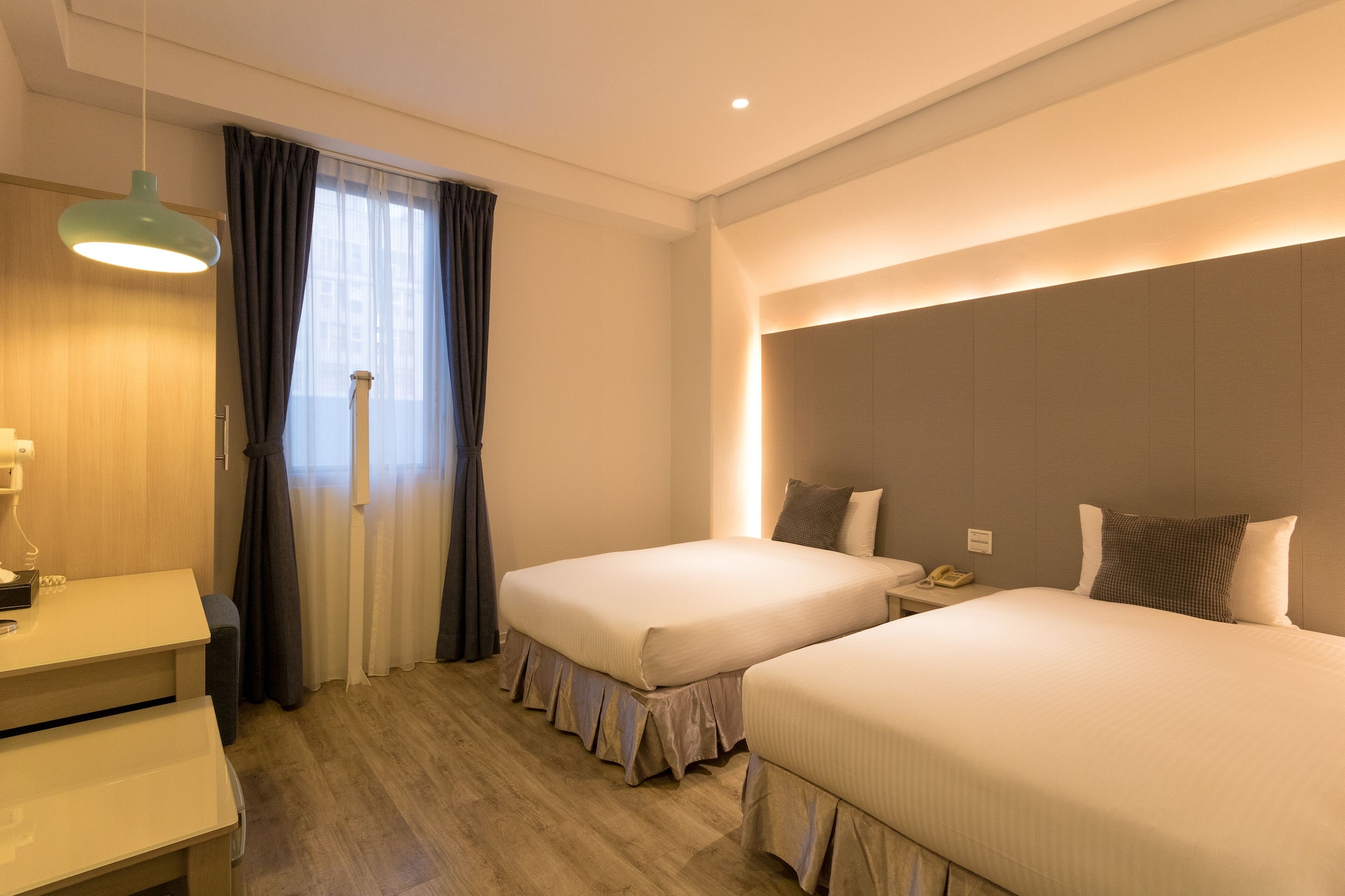 DELUXE, TWIN BEDS