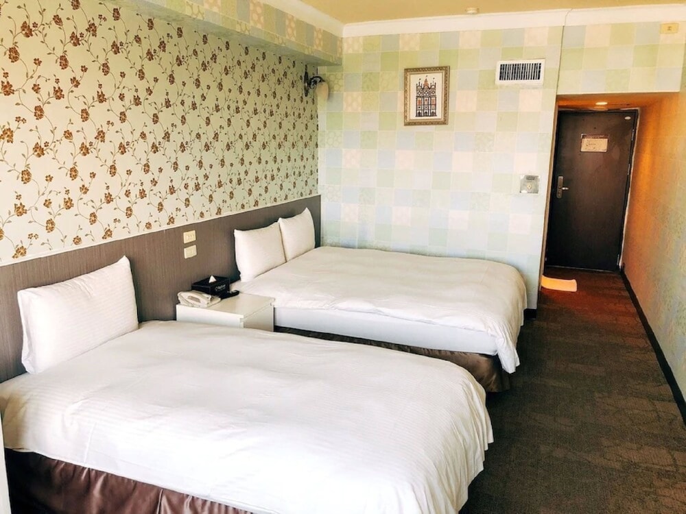 Sunny Hotel 5/24