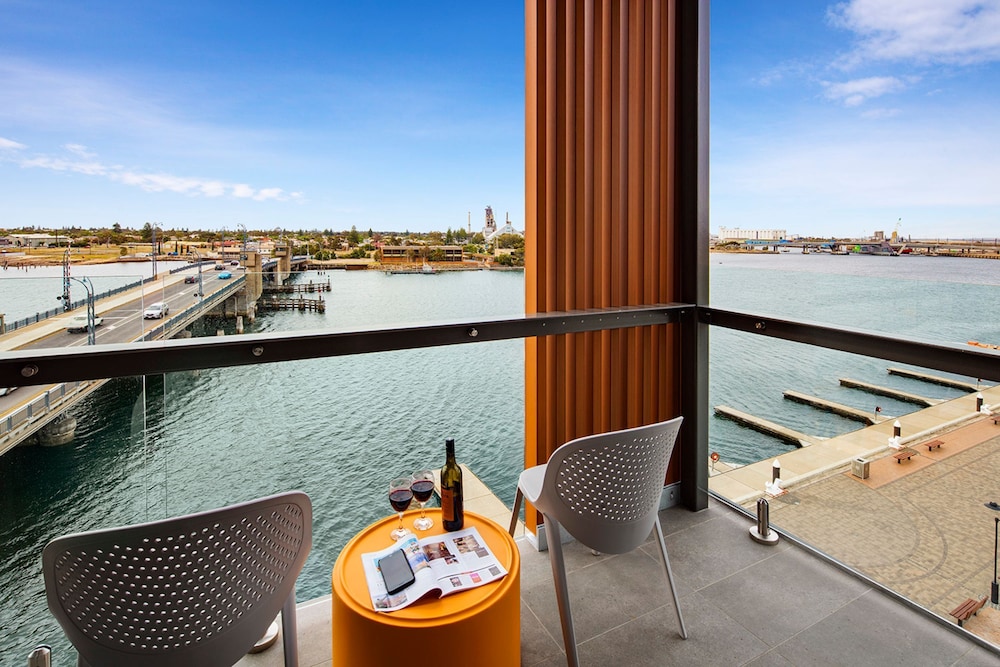 QUEST PORT ADELAIDE 26/62