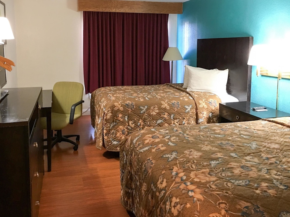 Days Inn by Wyndham Thomson 10/27