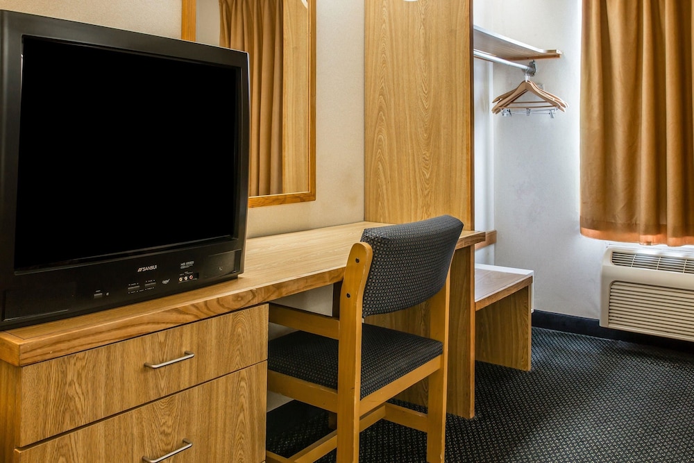 Days Inn By Wyndham Flint/Bishop International Airport 30/41