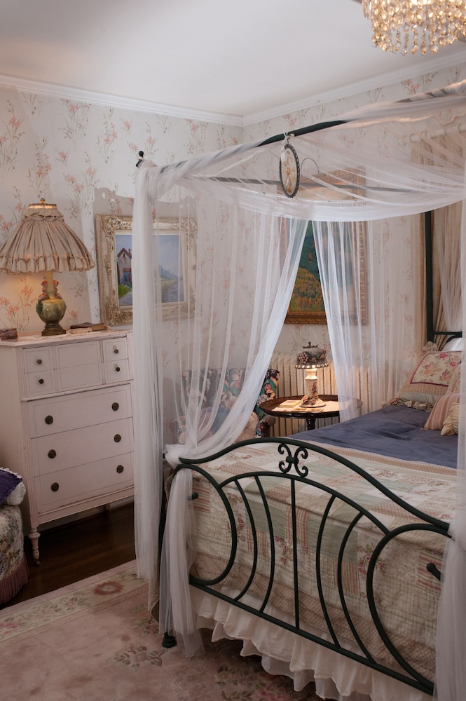 South Broadway Manor Bed and Breakfast 46/72