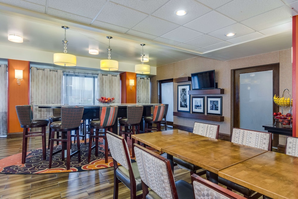 Hampton Inn Johnson City 27/37