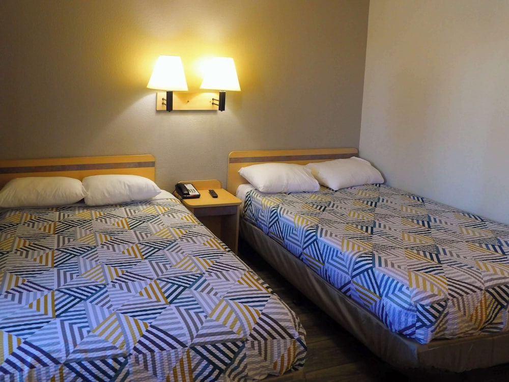 2 Full Beds - Non-Smoking