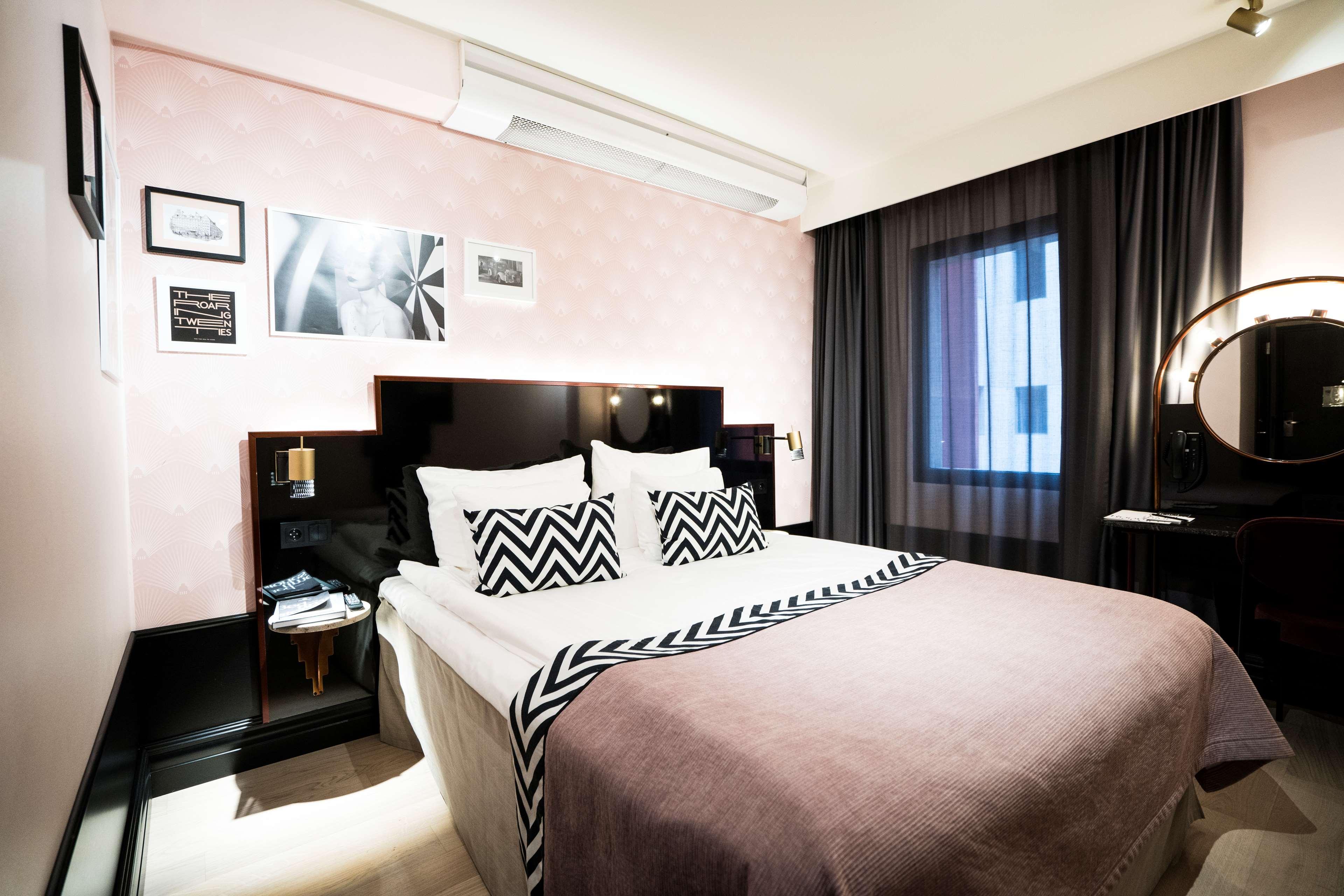 Courtyard, Classic, Single, Queen Bed