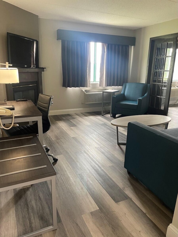 HomeTown Inn and Suites Belle Plaine 48/65