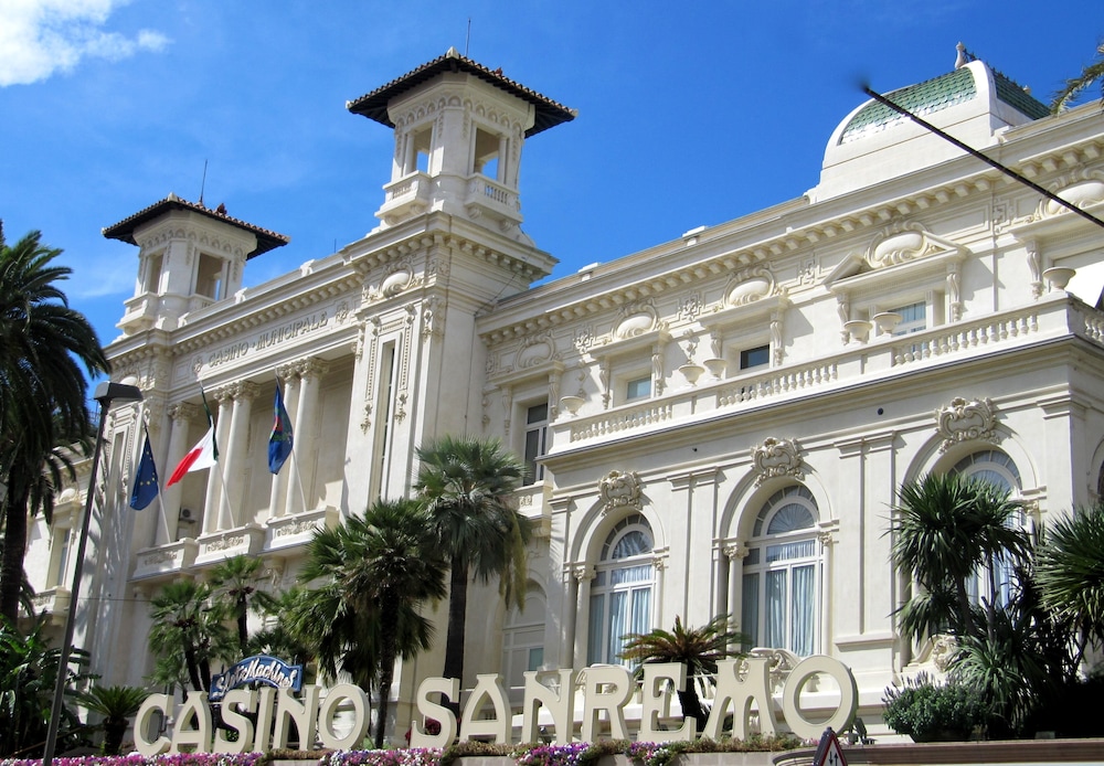 Hotel Paradiso 8/78