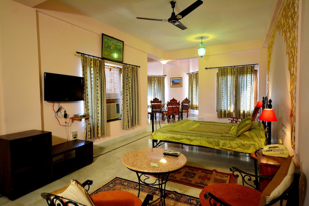 Umaid Lake Palace 30/50