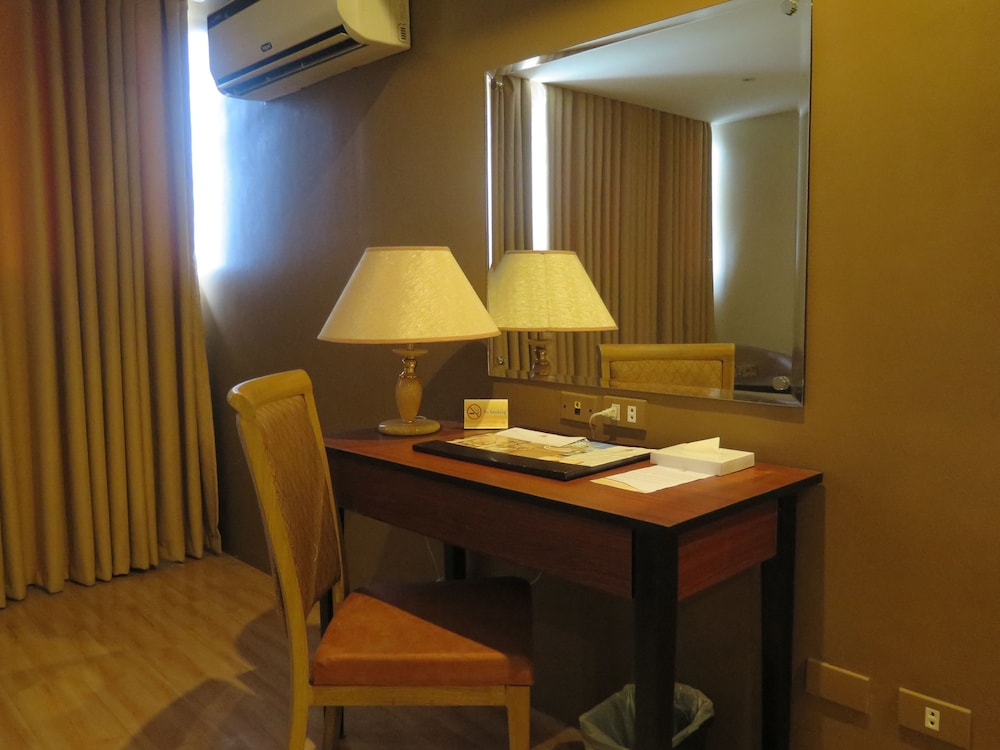 The Pinnacle Hotel And Suites 51/61
