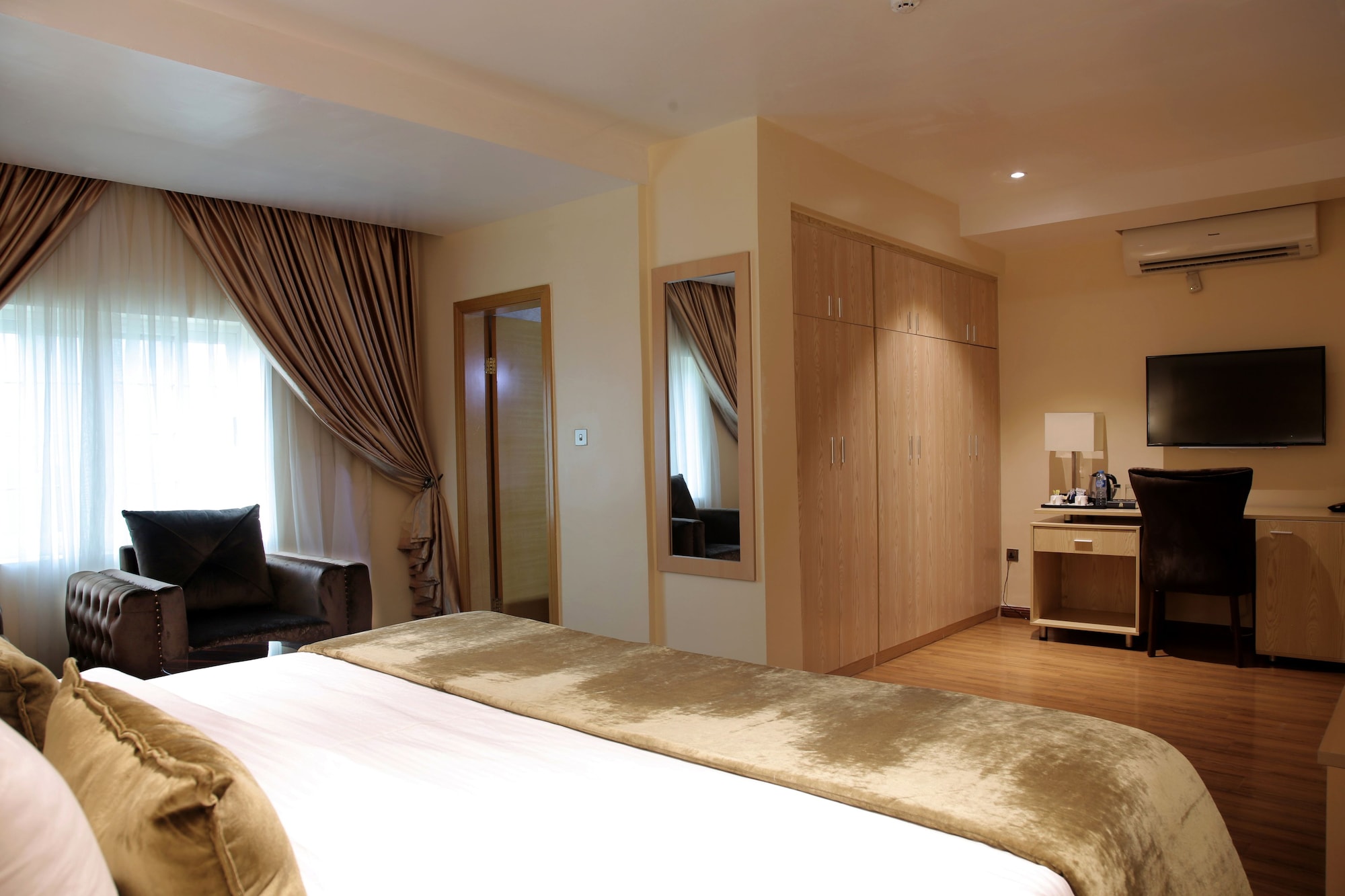 SUPERIOR, KING BED