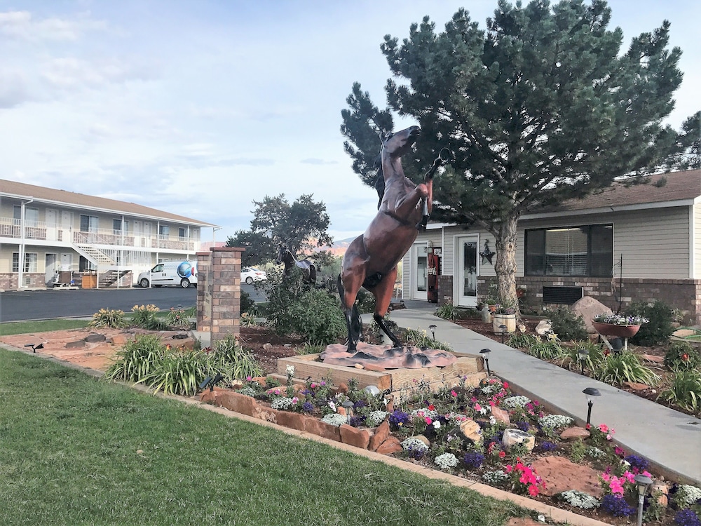 Broken Spur Inn And Steakhouse 2/72