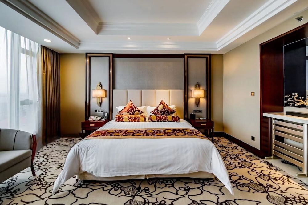 DELUXE, KING BED, GARDEN VIEW