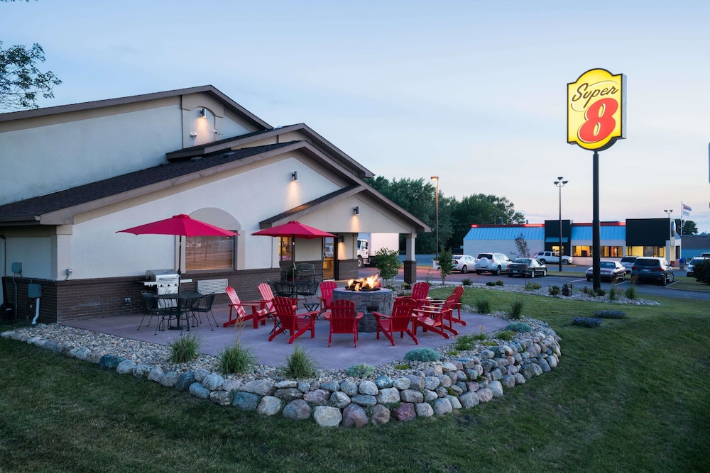 Super 8 by Wyndham Spirit Lake/Okoboji 3/41