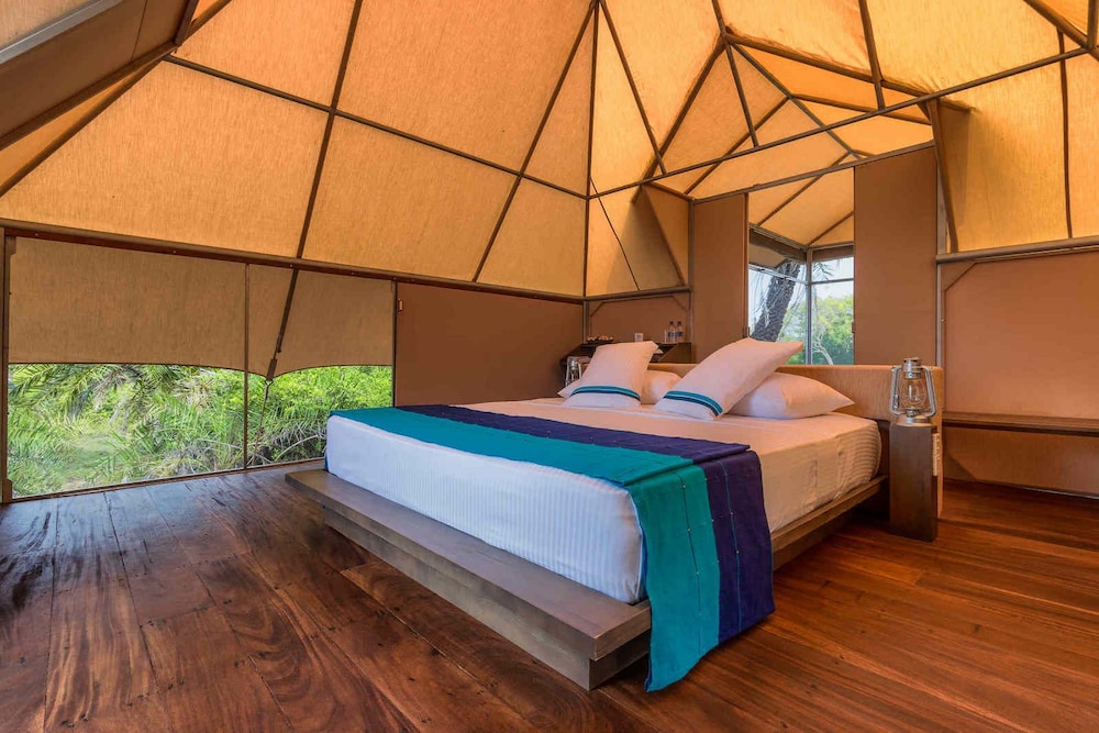 LUXURY, TENT