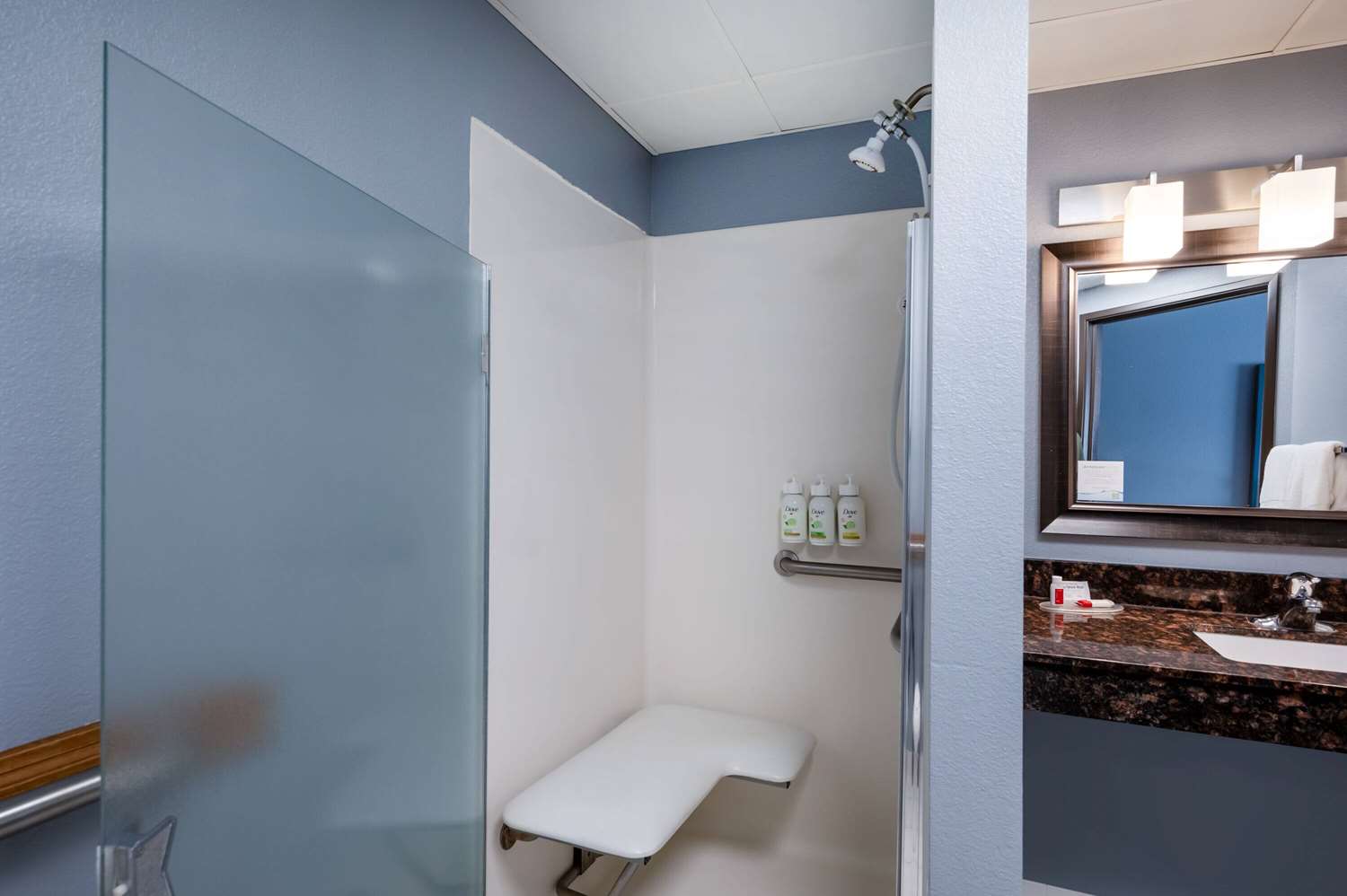 AmericInn by Wyndham Eau Claire 27/28