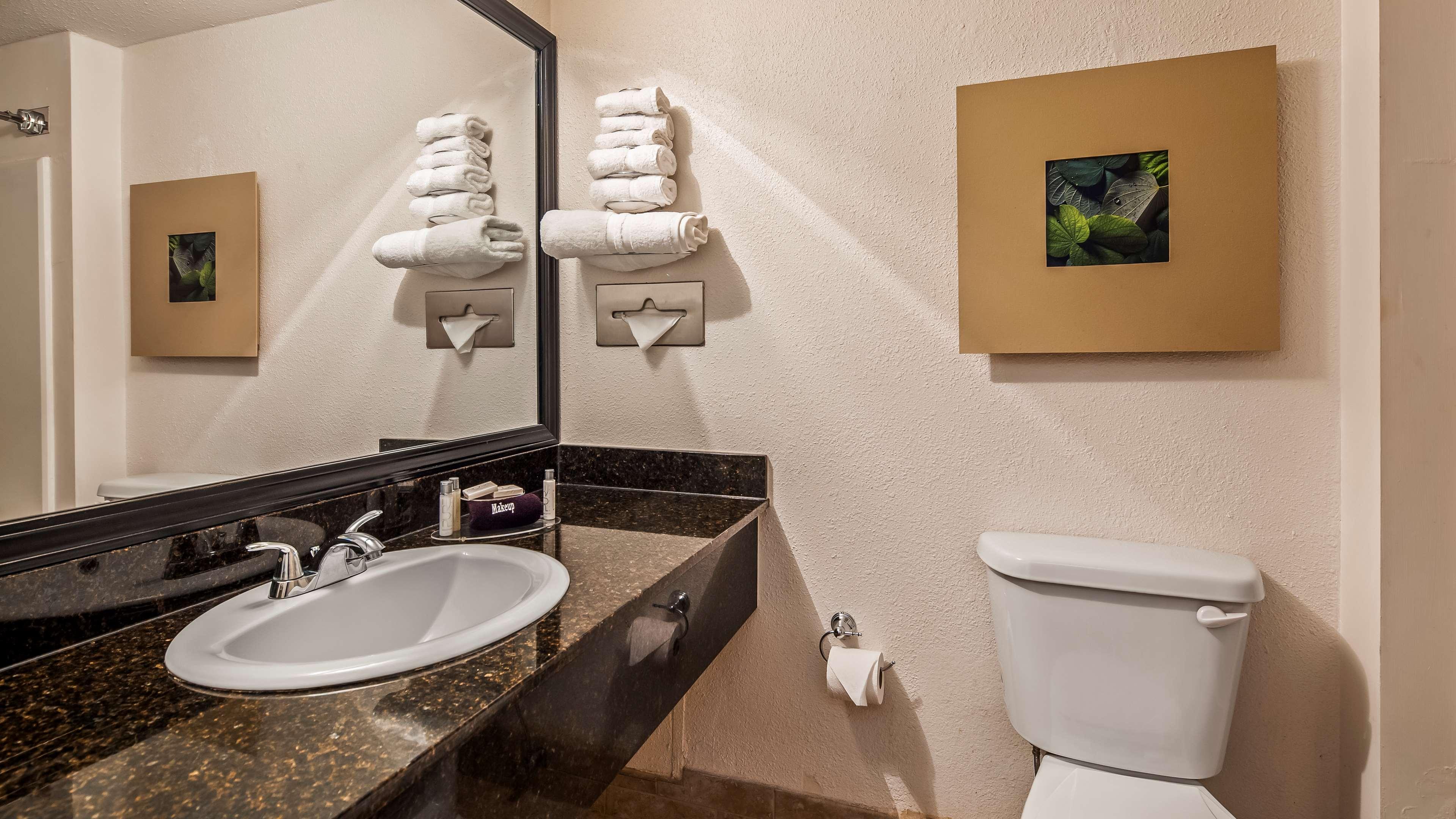 جناح بسرير كينج بغرفتين بمنطقة جلوس، Magnolia Hotel, BW Signature Collection 4/6
