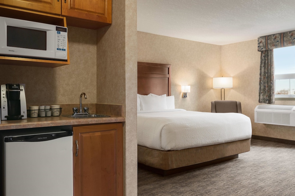 Days Inn and Suites by Wyndham Brooks 12/34