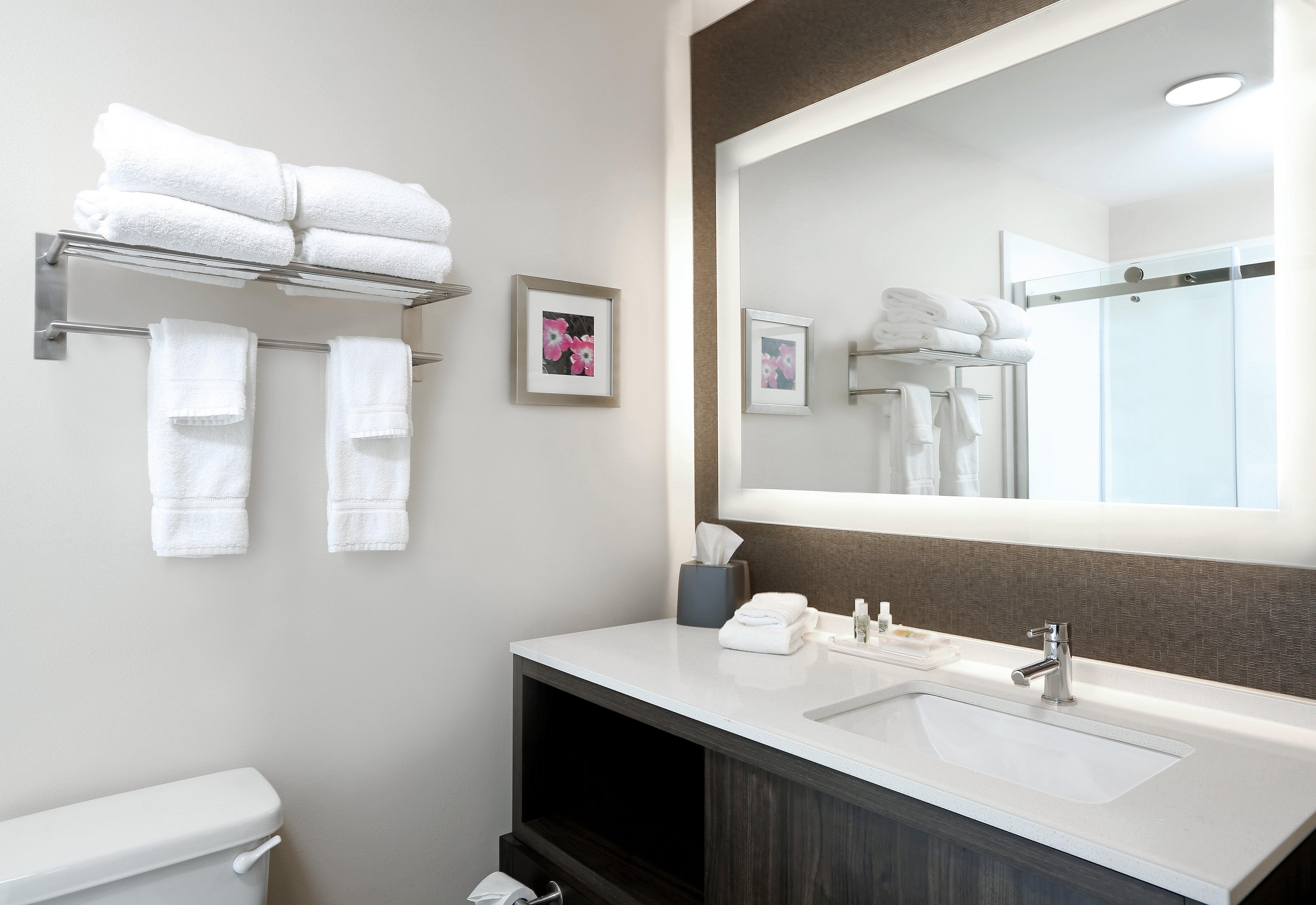 غرفة بسرير مزدوج