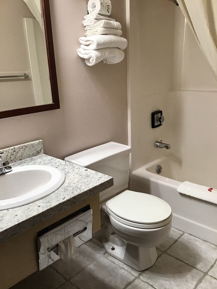 Travelodge by Wyndham Worland 8/24