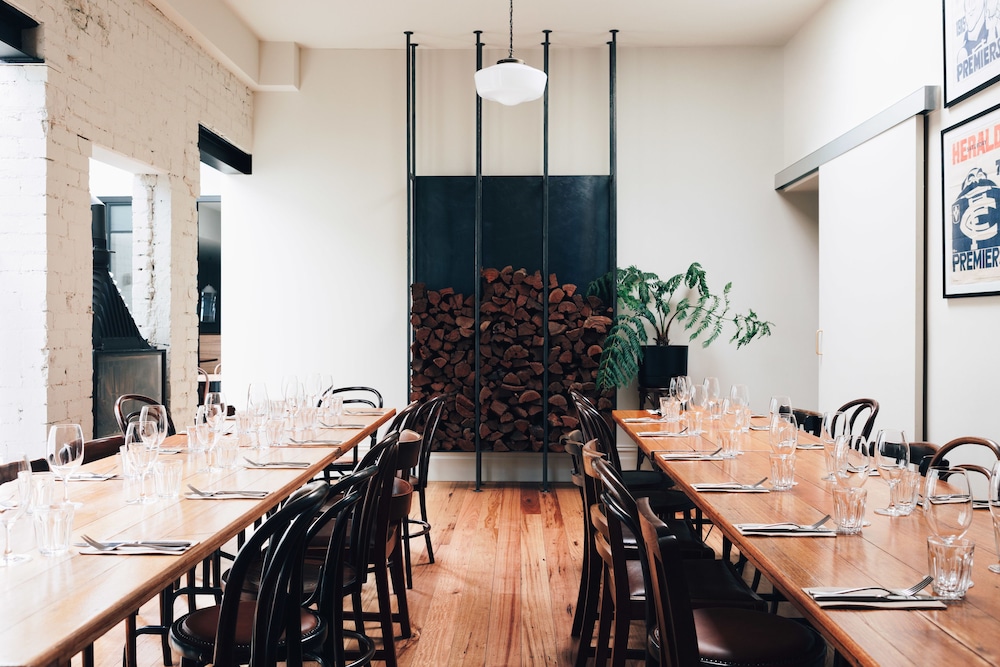 NAUGHTONS PARKVILLE HOTEL 54/64