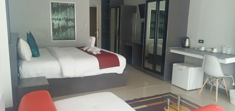 Junior Suite, Double Bed, Pool Access، MODERN LIVING HOTEL 4/6