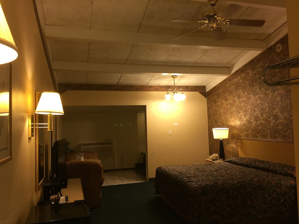 Red Carpet Inn 18/65