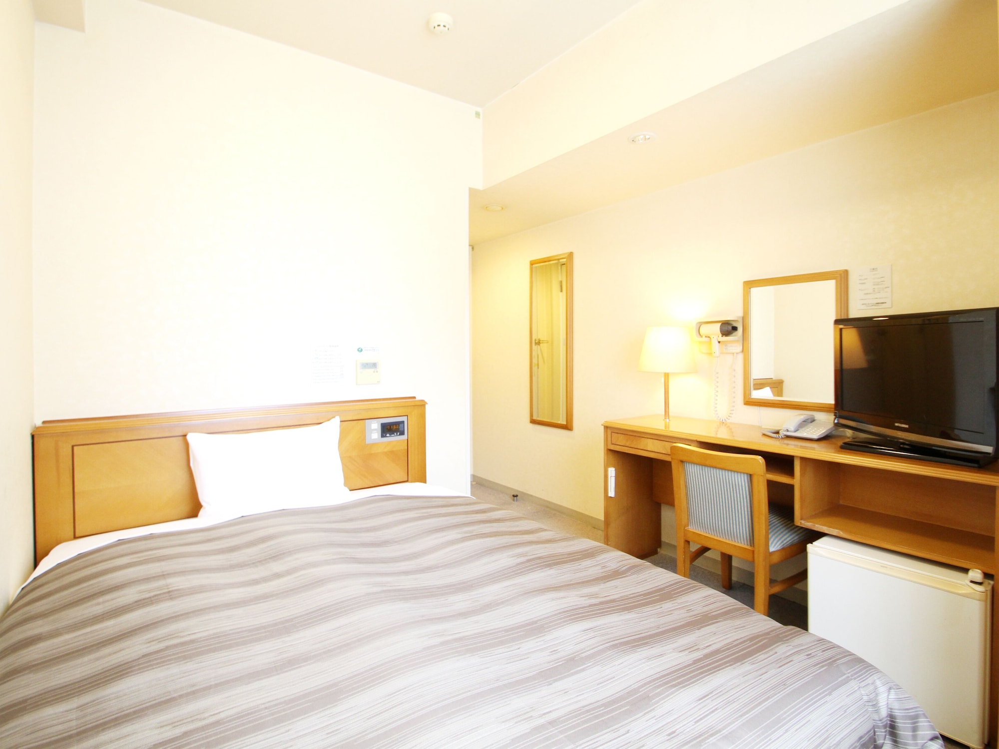ROOM, SINGLE, SMOKING