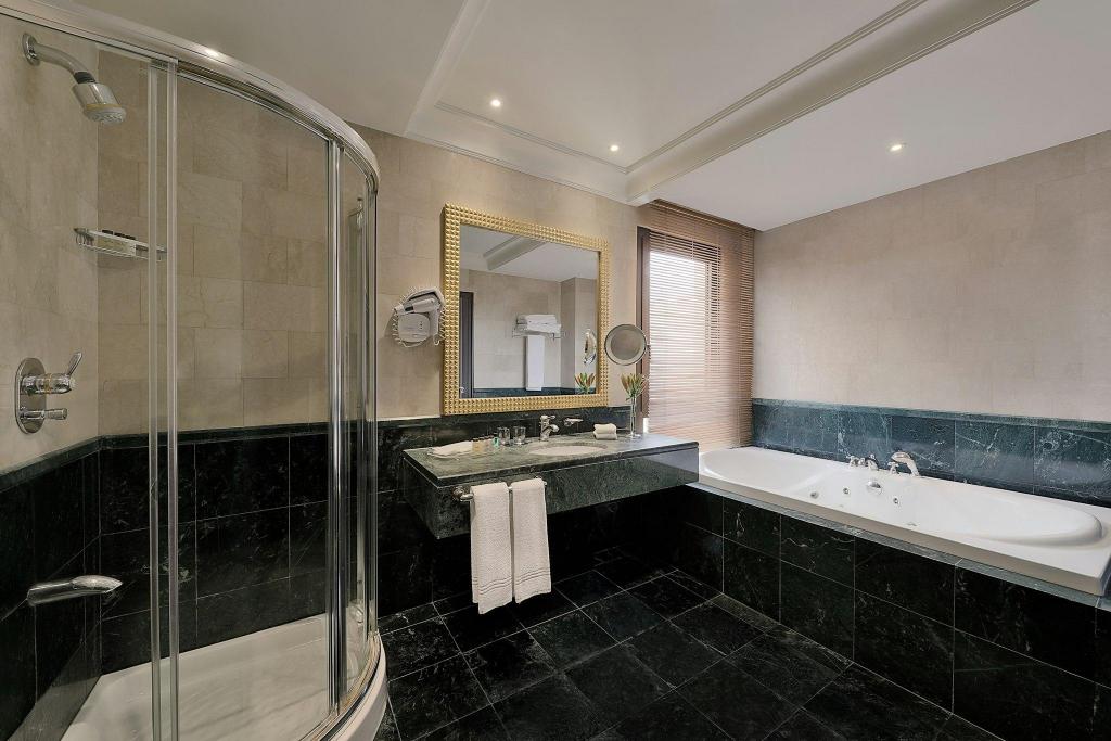 1 Bedroom, Royal, Tower, Suite, King Bed, Lounge Access, Large