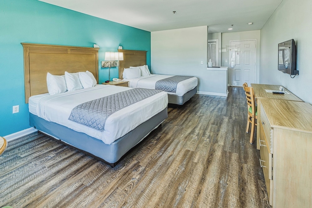 Standard, 2 Queen Beds, Island View