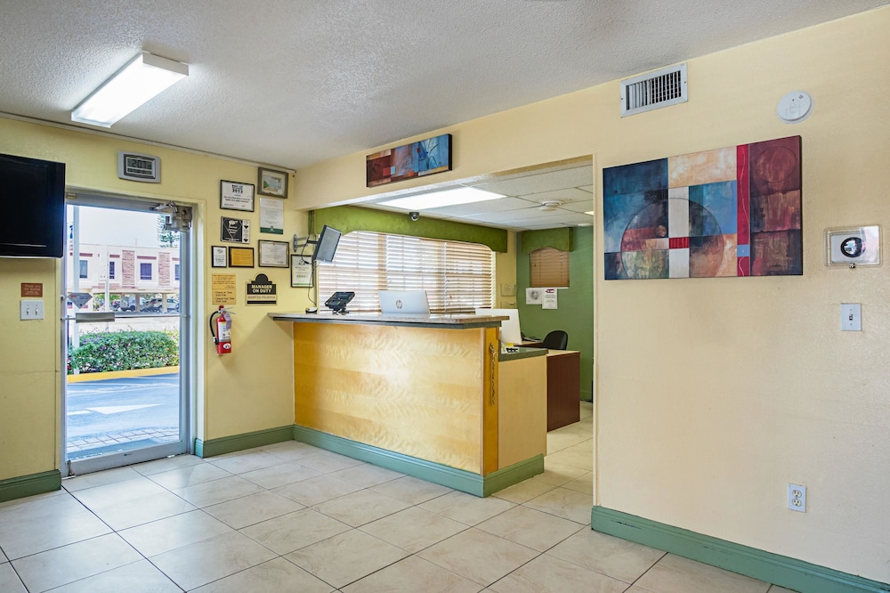 Quality Inn and Suites Airport Cruise Port Hollywood 23/55