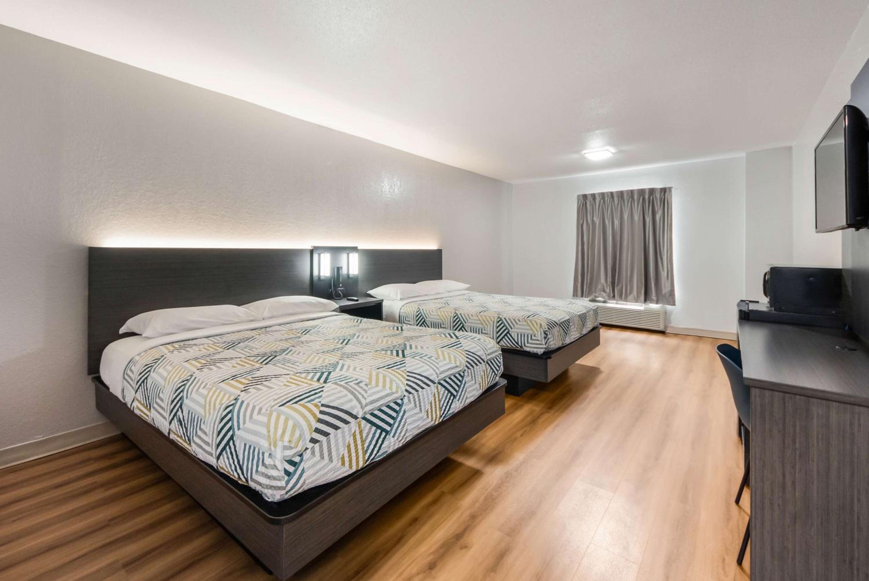 2 Queen Beds