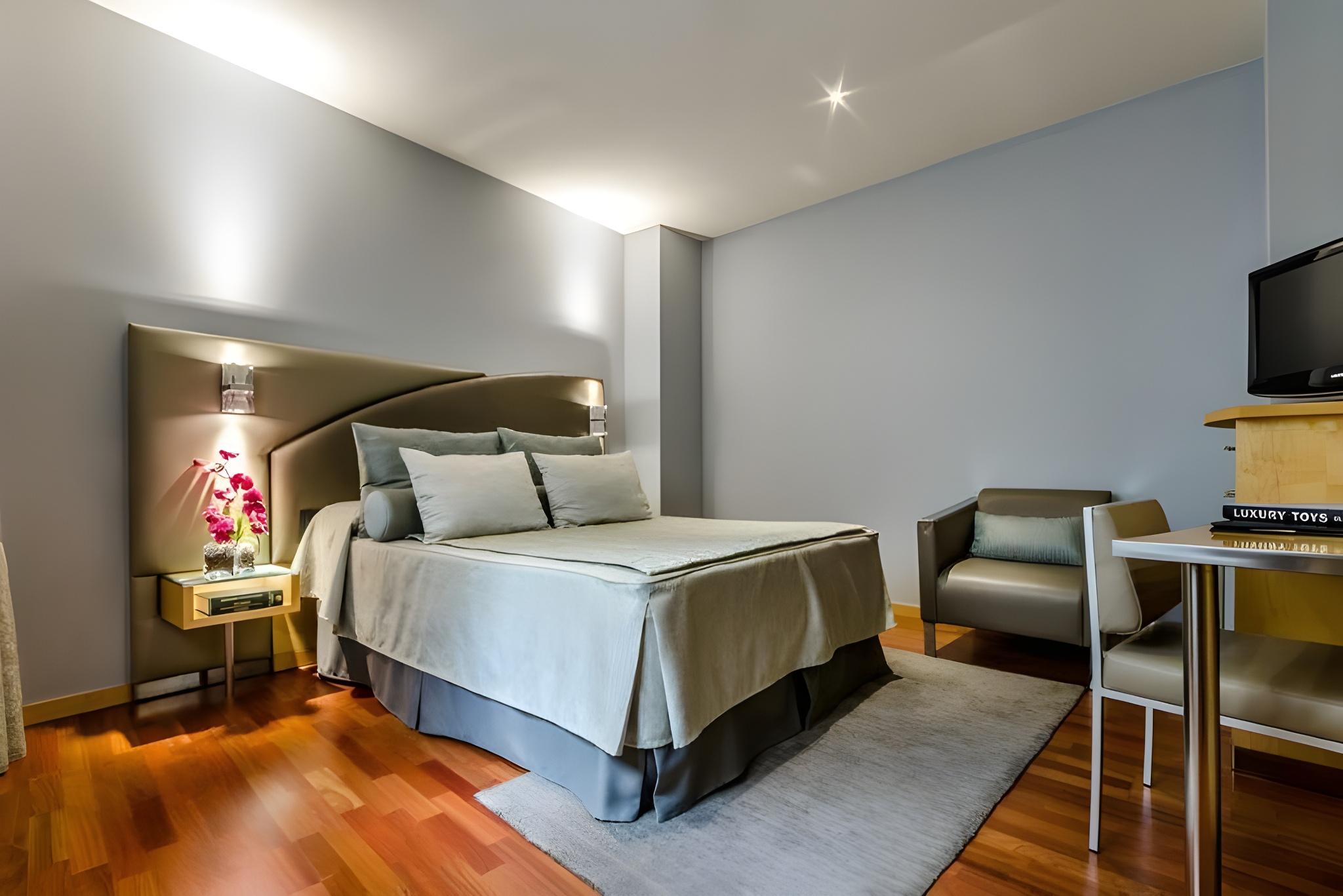 ROOM, SINGLE
