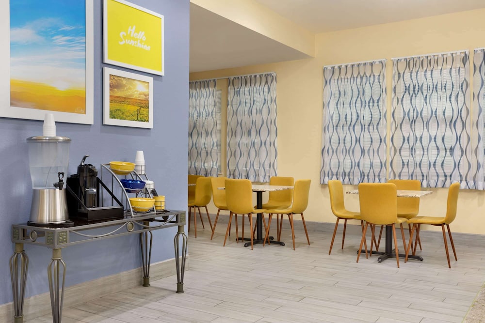 Days Inn and Suites by Wyndham Euless DFW Airport South 46/57