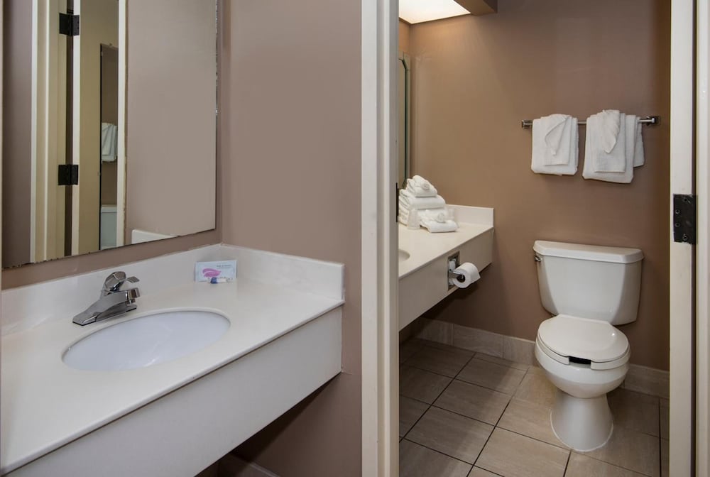 Guest Inn and Suites Midtown Medical Center 32/38