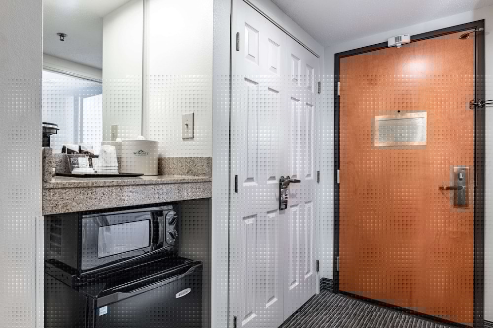 Wingate by Wyndham Vienna Parkersburg 16/48