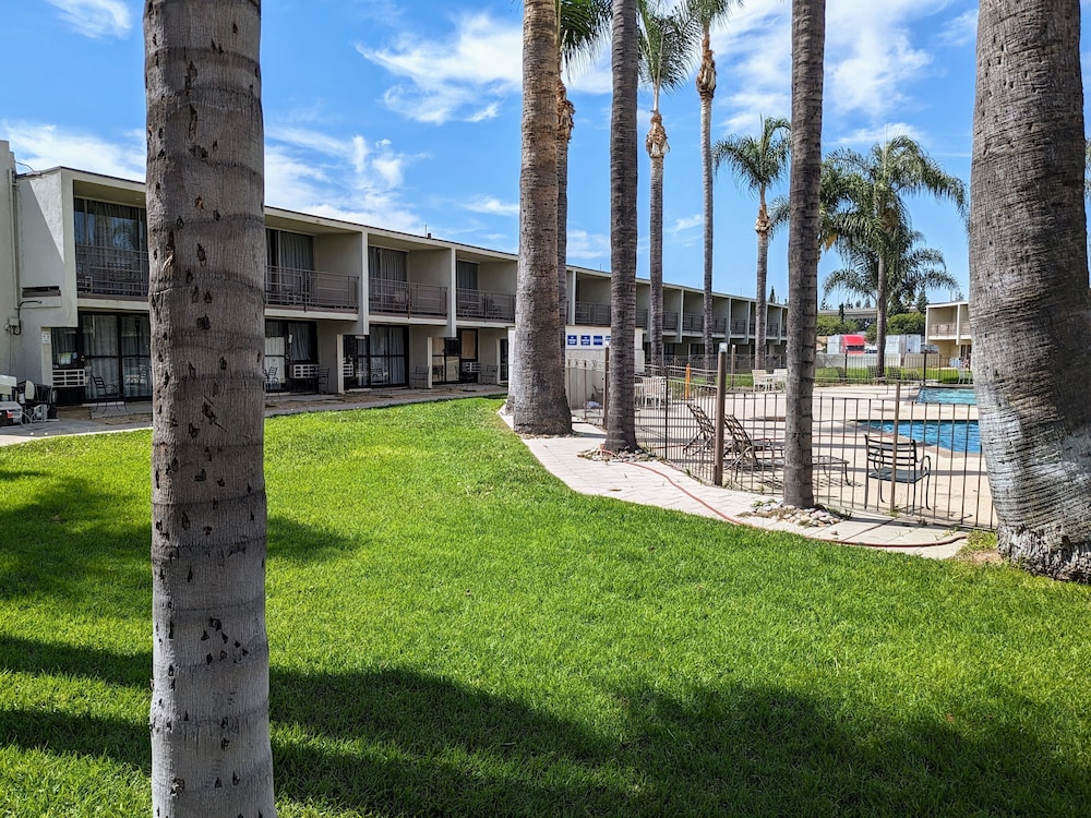 Valley Inn 52/59